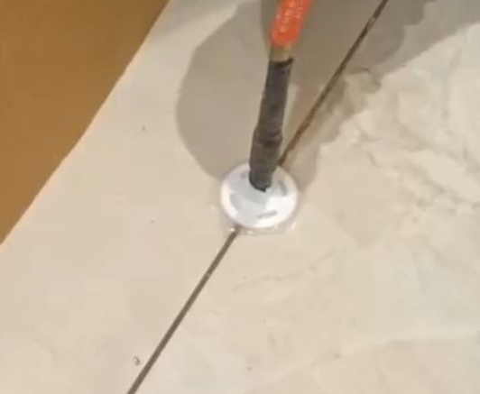 瑞丽瓷砖空鼓维修公司专业解答瓷砖在铺贴过程中，如果没有涂抹均匀到位的粘结材料（如水泥砂浆或瓷砖胶），可能会导致以下问题