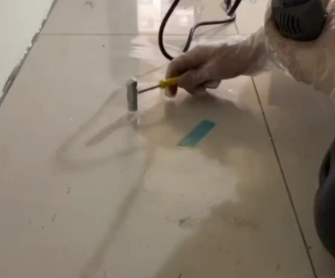 瑞丽瓷砖开裂维修公司专业分享瓷砖在铺贴前如果没有沥干水分，将会导致以下问题