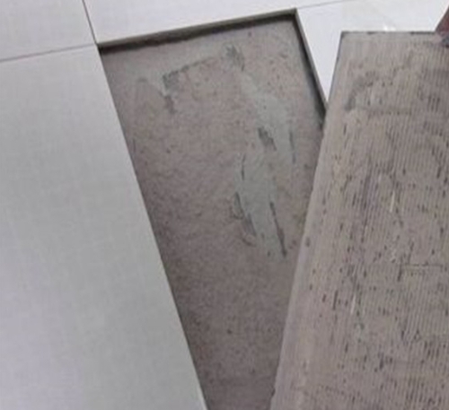 瑞丽瓷砖空鼓维修公司分享瓷砖铺贴时如果打浆（即涂抹在瓷砖背面和基层上的砂浆或瓷砖胶）过少，会带来以下问题